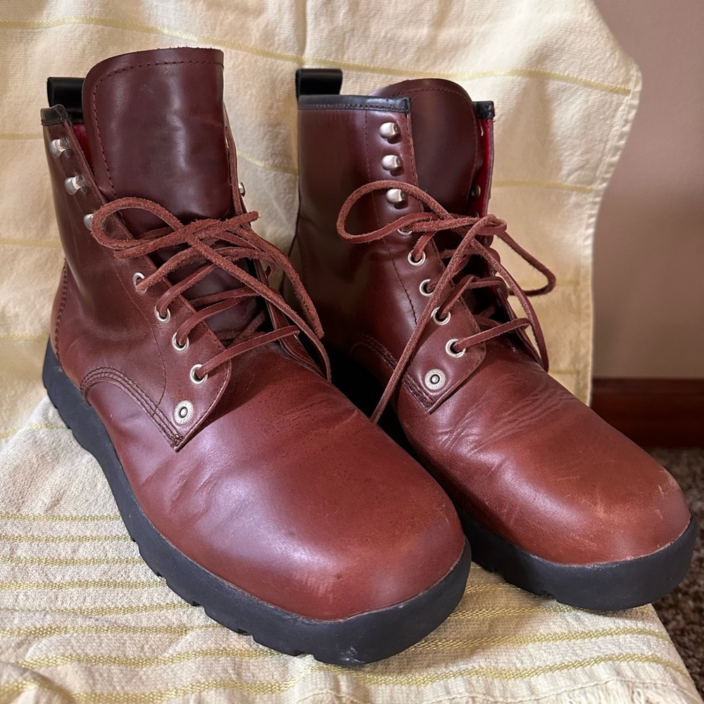 Tommy Hilfiger brown leather lace up boots size 9.5.